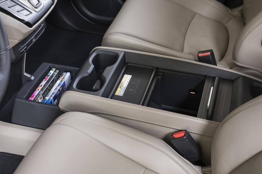 Детали интерьера Honda Odyssey 2017 года  (фото 139 из 160)